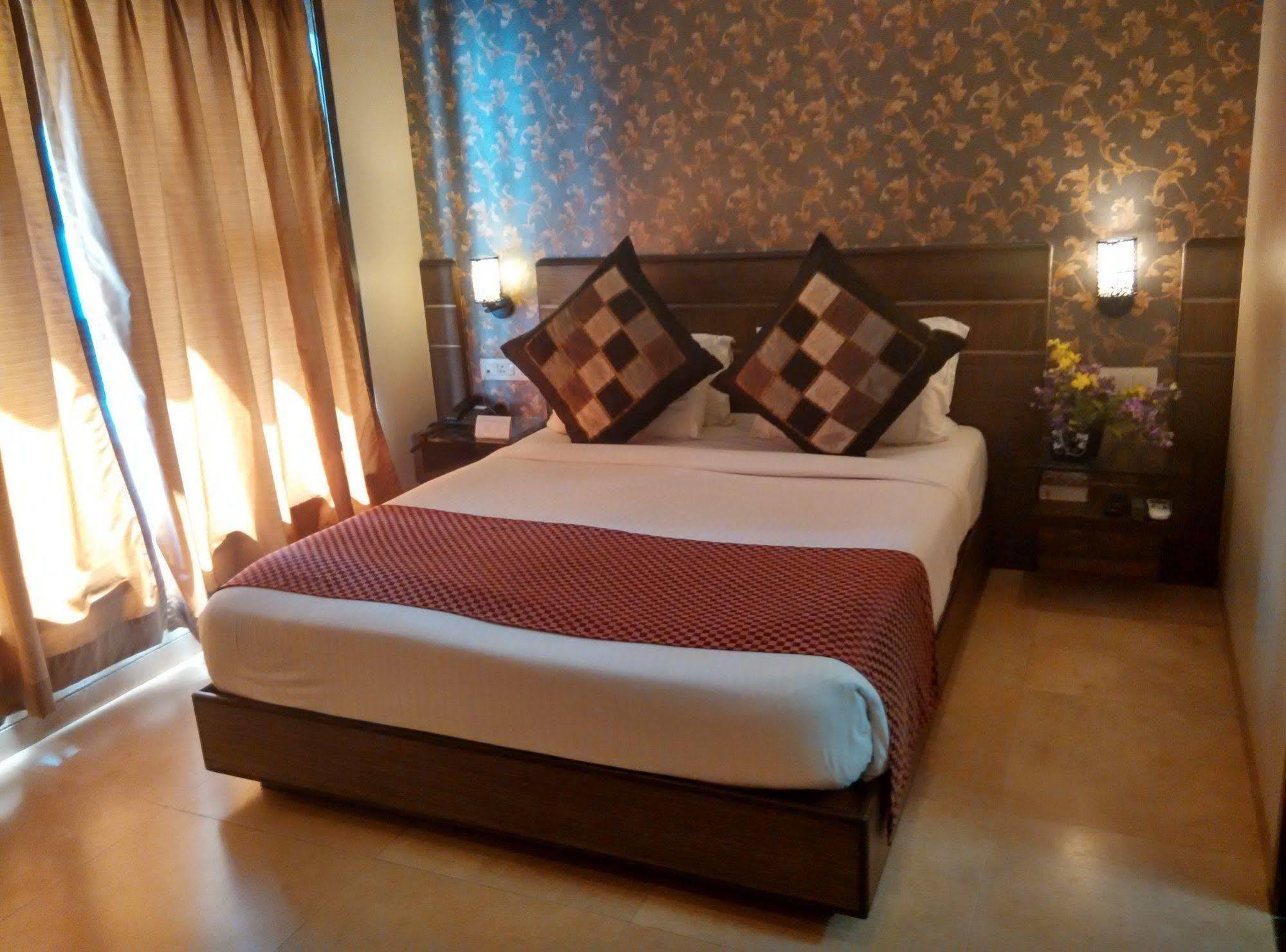 Jc Castle Hotel Ширди Екстериор снимка